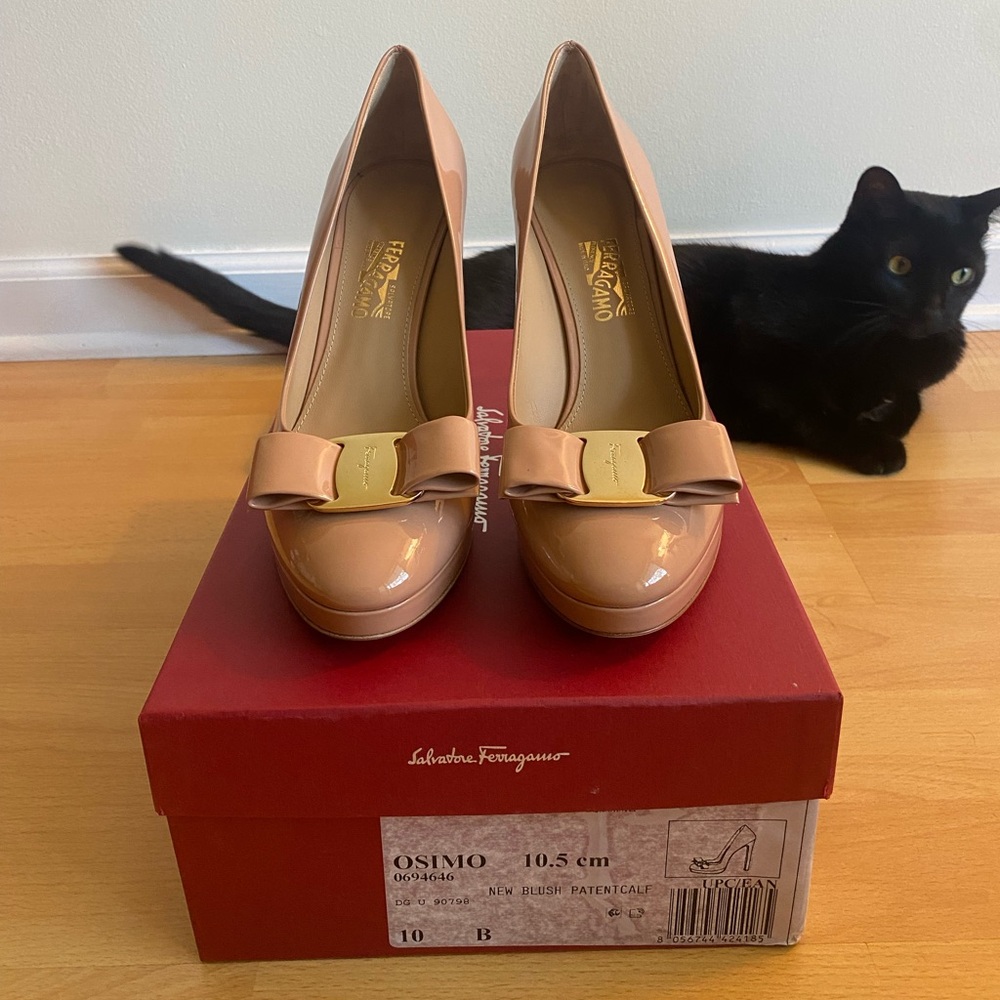 Brand new Salvatore Ferragamo nude heels